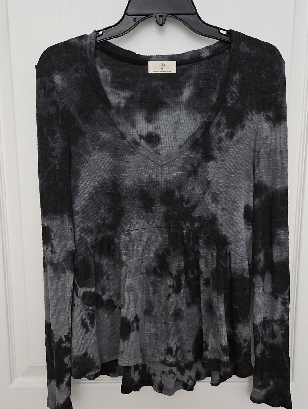 T.La Black & Gray Tie-Dye V-Neck Long Sleeve Tunic
